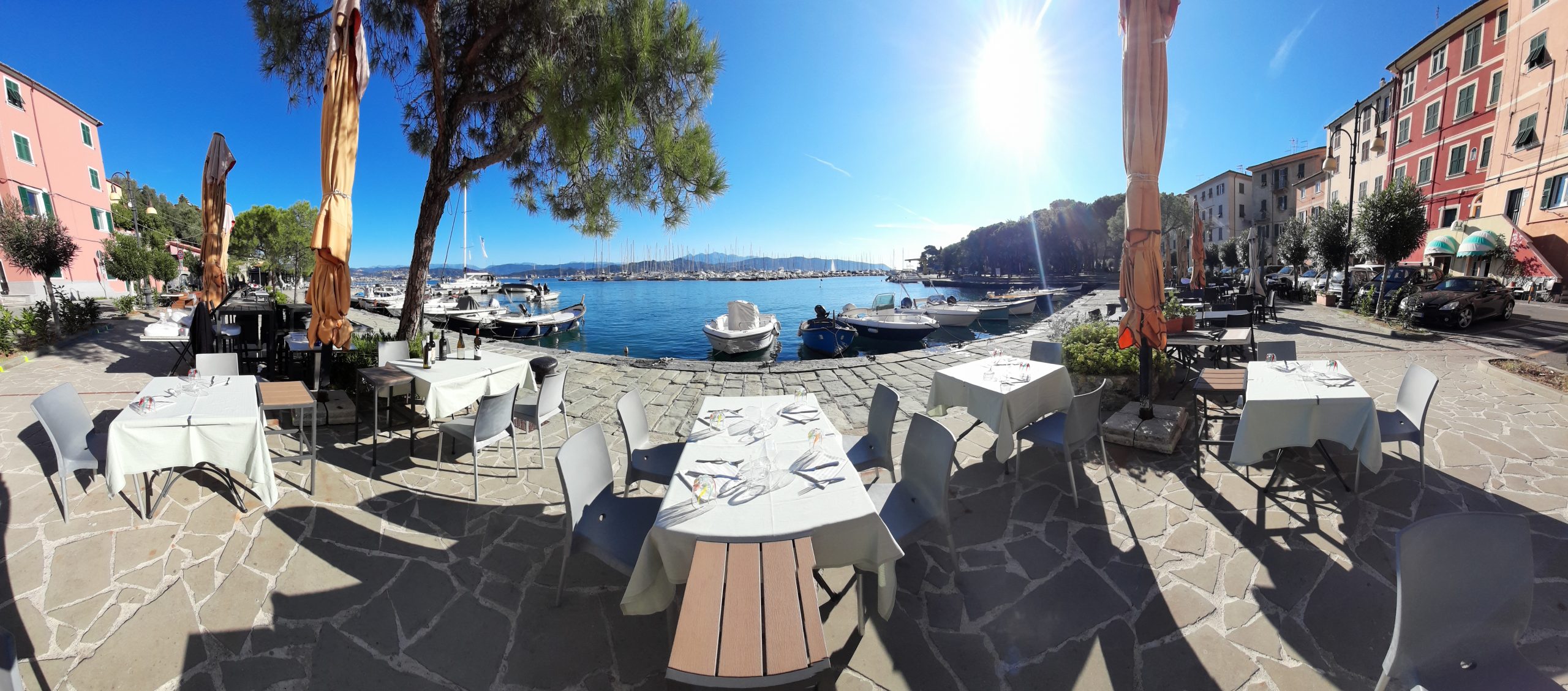 Tavoli del ristorante a Fezzano